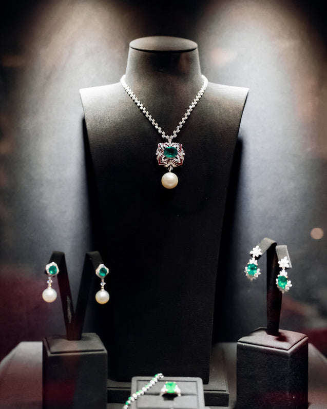 Emerald Pearl Necklace No. 01
